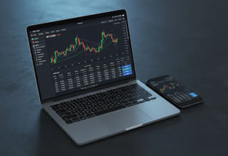 Control de la actividad — supervisión del historial de trading y del rendimiento de fondos